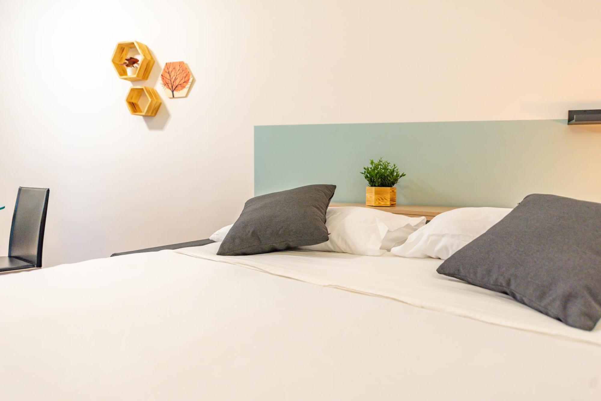 Gabi Spacious Design * Rom